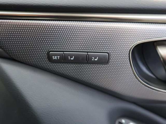 【メモリー機能付きパワーシート】ドライバーごとに設定したシート位置を記憶して、ボタン一つで切り替えできる便利な機能！運転する方が複数名いらっしゃるご家庭におすすめです♪
