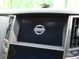 【メーカー純正ナビ】インテリアに溶け込むスタイリッシュな「専用設計」メーカーナビを装備♪視認性や操作性など基本性能にも優れ、より上質なカーライフをお楽しみいただけます。