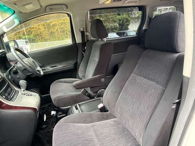ルームクリーニングも隅々まで綺麗にしてお渡ししています。他店の車のクオリティと比較してください！店内にお子様の遊んで頂けるスペースもあります♪ごゆっくりお車選びが出来ます☆