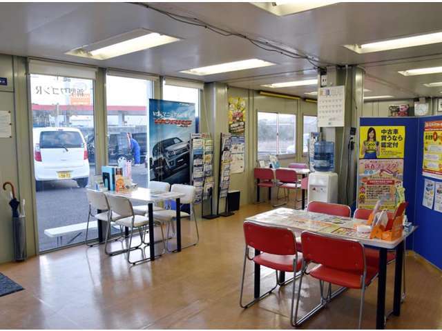 スズキ・ダイハツのサブディーラーとして千葉県下に2店舗で中古車販売・車検整備を営んでおります。タイヤ交換の他にもカーナビ取り付けや車検・一般整備まで大事なお車のご相談もお受けできます。