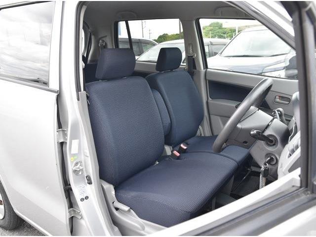 運転席にはアームレストも付いています。渋滞やロングドライブの時に活躍してくれそうですね。