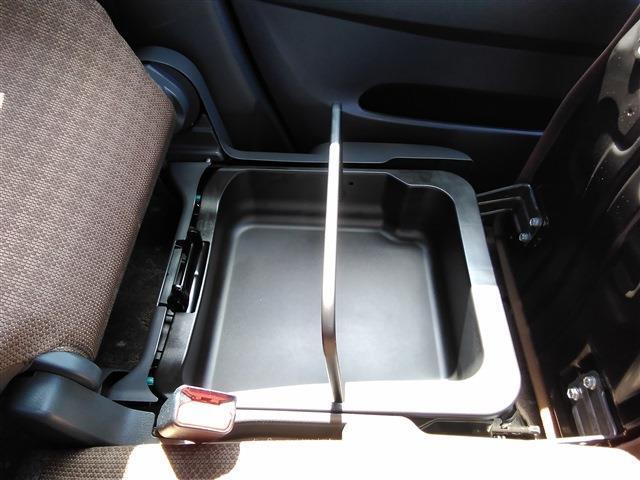 助手席の下には便利な収納があります！　洗車道具や靴などを入れるのに便利です♪