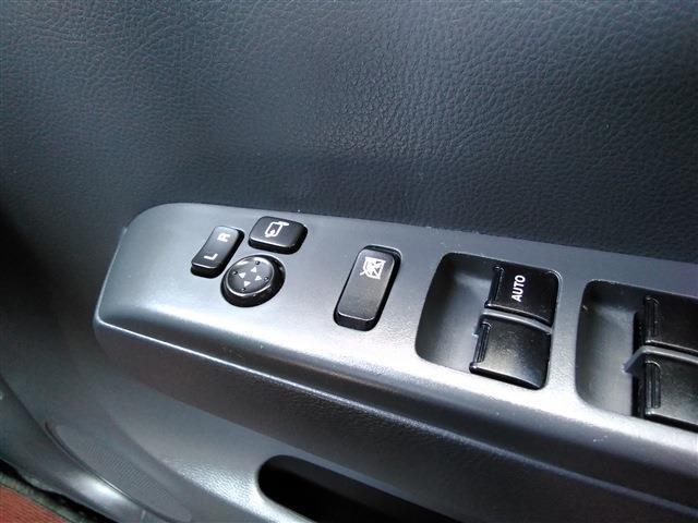 電動格納ミラーはボタンひとつでミラーが折りたためます。狭い駐車場などで、周りにぶつかる心配が減るうれしい装備です♪