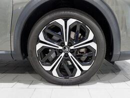 純正19インチアルミホイールを標準装備。