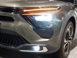 LEDヘッドライトを標準装備。