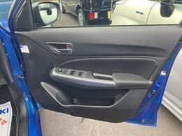 運転席ドアの内側のパネルです。