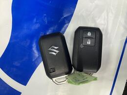 リモコンキーです。スペアのリモコンキーもございます。