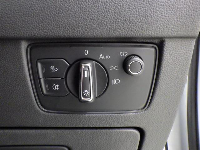 ダイヤル式のLEDヘッドライトスイッチ。オートライトも装備され、夕方やトンネルが続く道路でも手を煩わせません