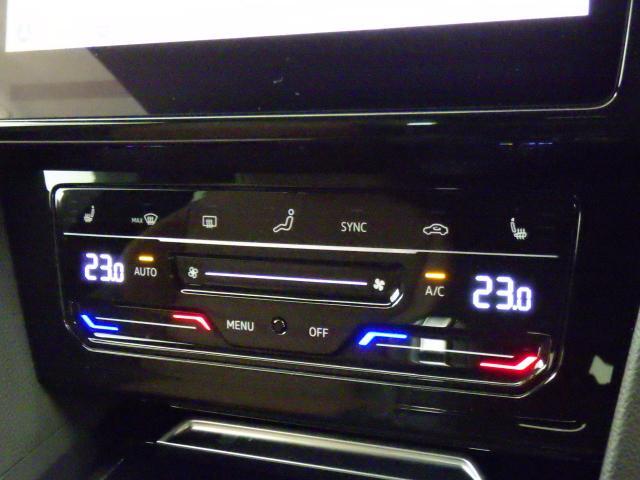 タッチコントロール式エアコンパネル。3ゾーンフルオートエアコン。運転席、助手席それぞれ独立して温度管理が可能です。花粉やダストを除去するフレッシュエアフィルターも装備され、クリーンな室内環境を保ちます