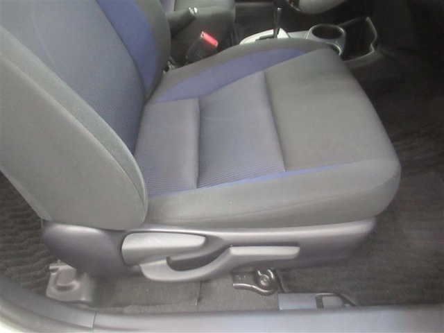 運転席です。座席の上下もできるシートアジャスター付きです。