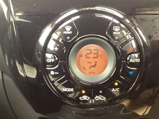 車内の温度管理がワンタッチで簡単に出来るのがオートエアコンです。これでいつでも快適ドライブが出来ますね！