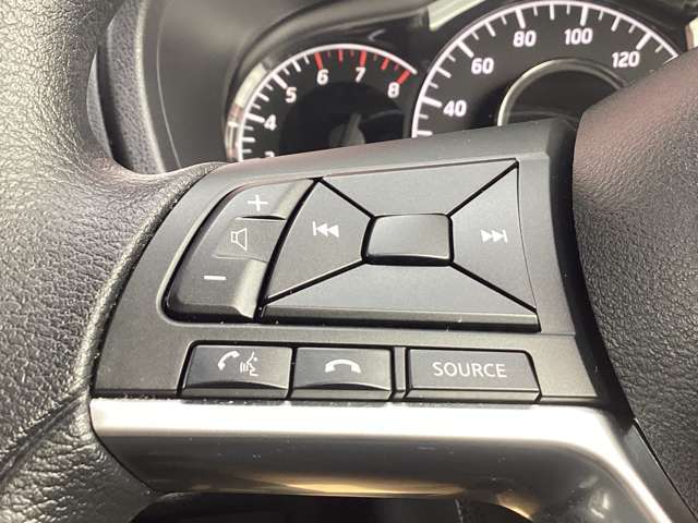 ハンドルにもスイッチが付いておりオーディオの操作が可能です！！