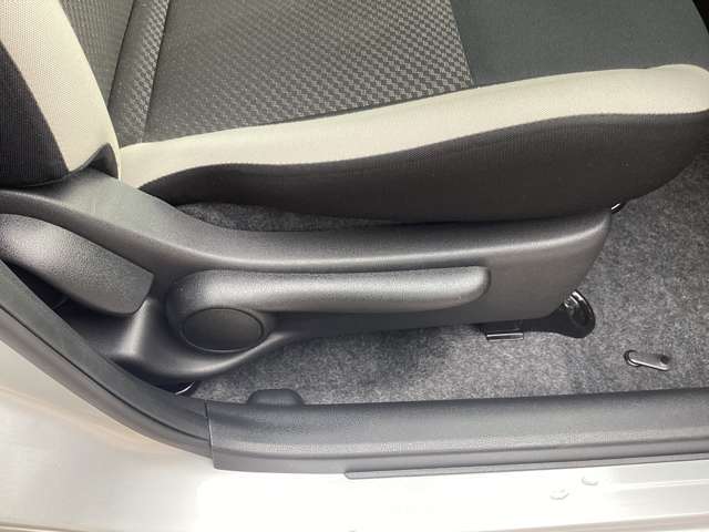 運転席はラチェット式レバーで高さも調整できます