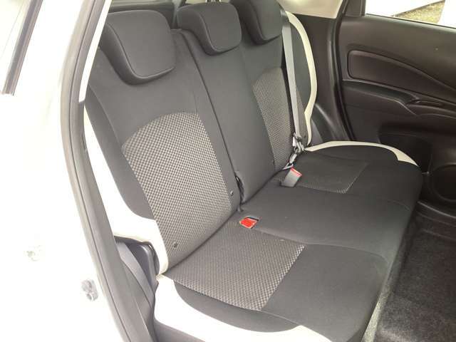 コンパクトカーとは思えない足元、ヘッドクリアランスで、ゆったり広々お乗りいただけます！