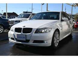 フロントエンブレムはブルーとホワイトのカーボンタイプに交換されています。エンジェルリングはホワイトLEDに交換されています。