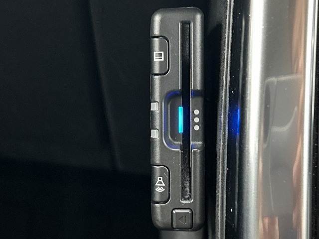 【ETC車載器】を装備しておりますので、ご納車直後からの遠距離ドライブも可能です。土日の利用料金の割引や、朝夕の通行料金を割引料金で高速道路をお楽しみいただけます。