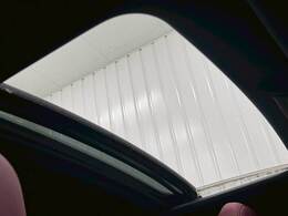 開放感のある人気アイテムの【サンルーフ】搭載。