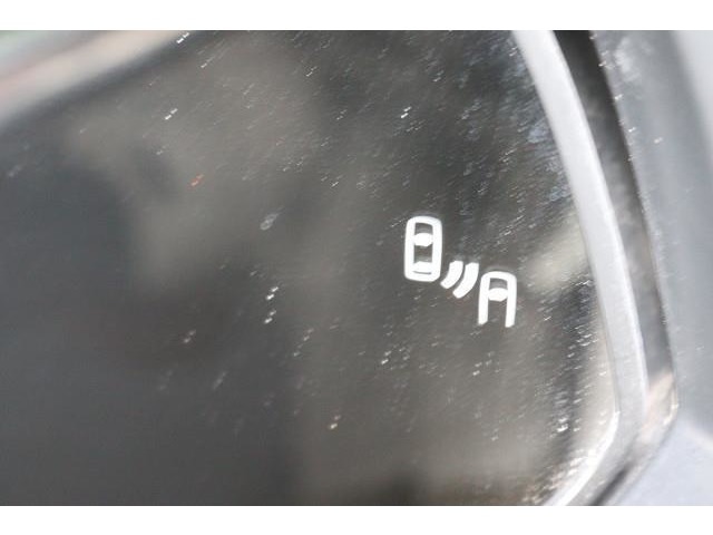 BSM（ブラインドスポットモニター）を装備！　隣の車線を走る車両が死角エリアに入ると、ドアミラーのインジケーターが光ってお知らせ。