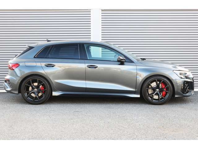 RSスポーツサスペンションが搭載されたことにより、Sモデルから約5ミリほど車高を下がっており、よりダイナミックな運転を楽しめる、足回りとなっております！！