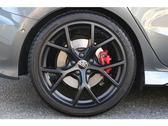 フロントは265/30R19・リアは245/35R19のタイヤを装着！！