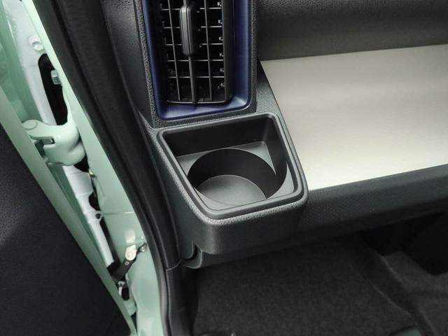 カップホルダーは運転席や助手席からちょうど手の届く位置です！！