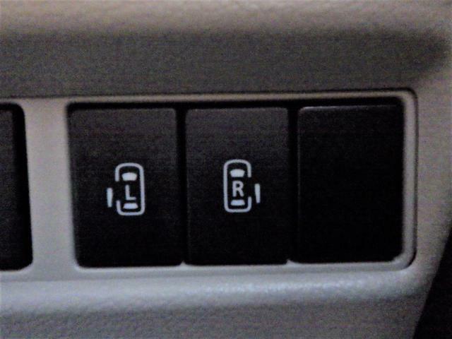両側スライドドアです。ワンアクションパワースライドドアはスイッチひとつで自動オープンします。携帯リモコンはバッグにしまってもドアスイッチひとつ押すだけ自動解錠。