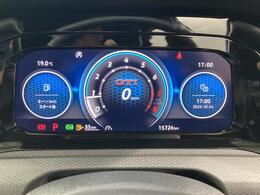 高解像度ディスプレイに速度計とタコメーターに加え、数種類のモードからお好みに合わせたグラフィックを表示できます。ナビゲーションモードでは左右のメーターが小さくなり、中央にマップを大きく表示します。