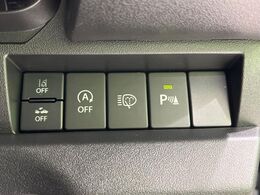 【車線逸脱抑制機能】高速道路走行時、車線からはみ出しそうな時にステアリングを制御し車線内を走行する様にアシスト。より安全な運転をサポートしてくれます！