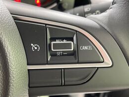 【クルーズコントロール】高速道路もラクラク走行。アクセルを離しても一定速度で走行ができ、長距離運転時の負担を軽減！加速・減速も簡単なスイッチ操作で調整できます。