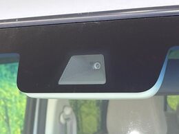 【ホンダセンシング】走行中に前方の車両等を認識し、衝突しそうな時は警報とブレーキで衝突回避と被害軽減をアシスト。より安全にドライブをお楽しみいただけます。