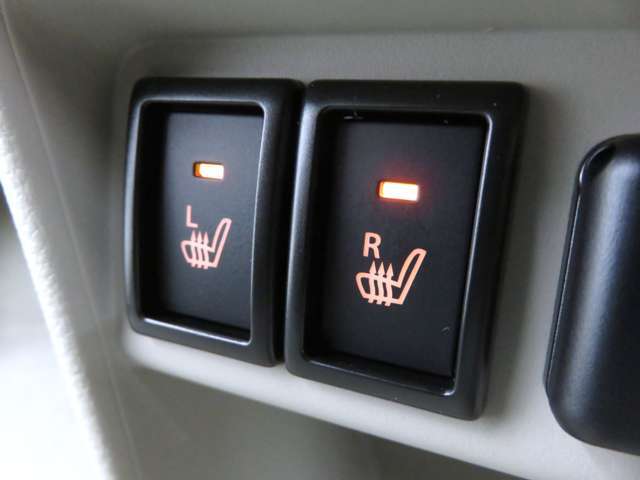 運転席・助手席にはシートヒーター機能が内蔵されています。暖房が効いてくる前に暖かくなる嬉しい装備です。