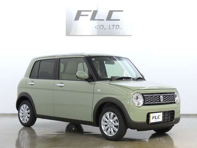 当社の届出済未使用車は、店舗に『新車おろしたて』の状態で入荷いたします。新規届出によりナンバーを取得後、店頭で丁寧に展示・保管をしています。遠方のお客様にも、安心してお勧めできるコンディションです。