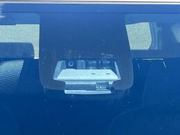 【トヨタセーフティセンス】走行中に前方の車両等を認識し、衝突しそうな時は警報とブレーキで衝突回避と被害軽減をアシスト。より安全にドライブをお楽しみいただけます。