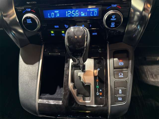 シフトレバーは握りやすく、ポジションも確認しやすく便利ですよ♪