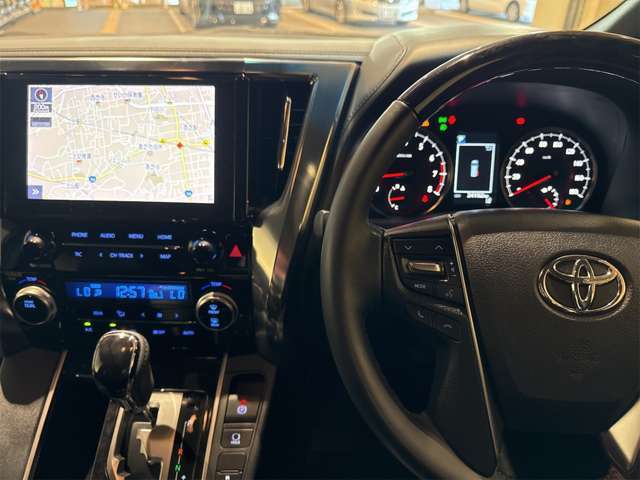 このハンドルを握った時に、車を所有している優越感を味わえますね