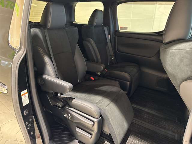 十分な膝回りの広さと座り心地の良い後部座席シート。