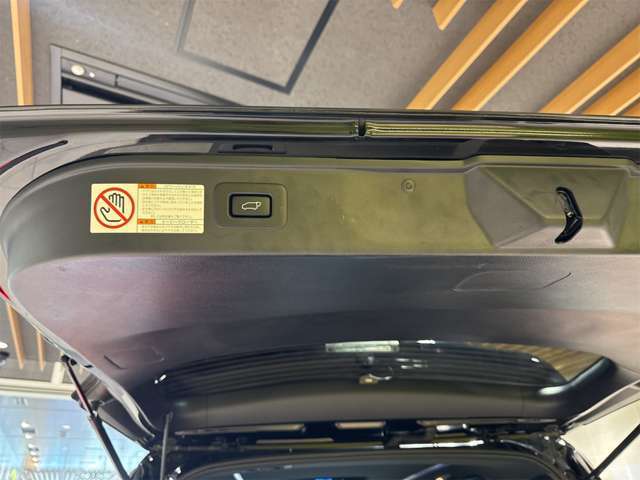 【パワーバックドア】ボタンひとつで操作できます！お買い物で手が塞いでいても便利！