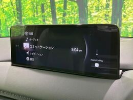 【10.25インチマツダコネクト】車内の雰囲気にマッチした大型ディスプレイ。スマホ接続でのナビ使用やBluetooth再生等、様々な機能が楽しめます。直感的なダイヤル操作が可能で、使い勝手も良好です。