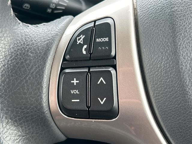 ステアリングには様々なスイッチが付いておりますので運転しながらの操作も楽ちんです！
