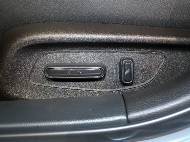 助手席にもパワーシートが装備されています。