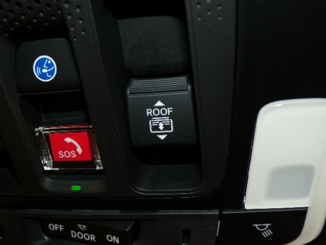 【サンルーフ】開放感あるれるサンルーフです！紫外線や赤外線をカットするガラス採用で快適な空間でドライブを楽しめます。