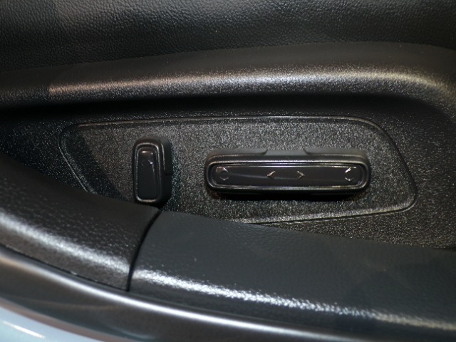 パワーシート装備車です。電動でシートが動きます、高級感がありとても便利な機能です！