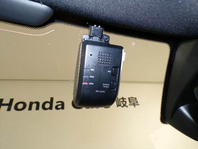【ドライブレコーダー】今や必需品となったドライブレコーダーも装着されています。運転中の記録を録画してくれます、万が一の時にドライブレコーダーがあれば安心です！