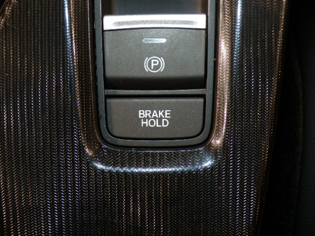 【ブレーキホールド】信号待ちなどでブレーキを踏み続けなくともブレーキがキープされます！アクセルペダルを踏むと解除され発進することが可能です！