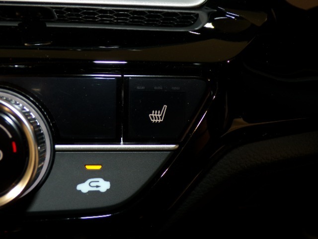 【シートヒーター】シートヒーター装備車です。寒い冬に乗車中とても暖かく快適に移動できます。冷え性の方にピッタリの装備です！