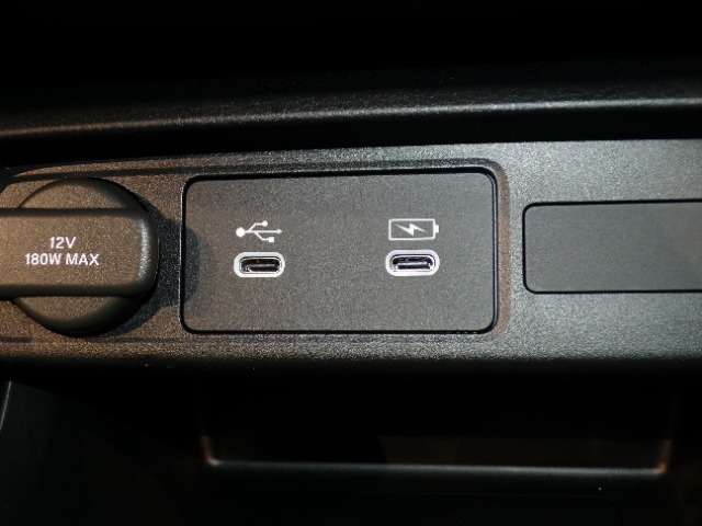 USBポートも装備されています、スマートフォンの充電やオーディオに連携も可能です、今や欠かせない装備の一つです！