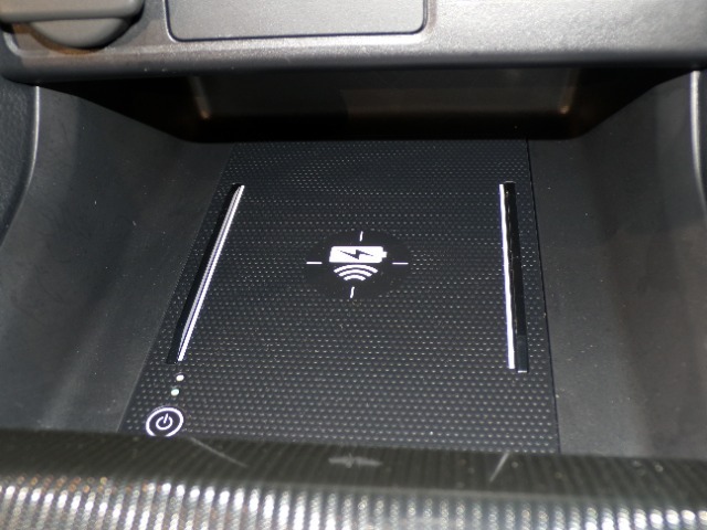 【ワイヤレス充電器】スマートフォンをさっと置くだけで充電できます。充電ケーブルが必要ないので車内がすっきりします。