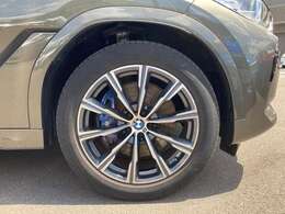 レザーシート　純正ナビ　全周囲モニター　Mスポーツブレーキ　MエアロダイナミックPKG　マッサージ機能付きフロントシート　シートヒーター＆エアコン　4WD　パドルシフト