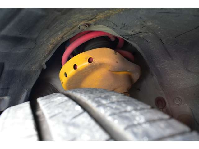STI専用足廻りで引き締められた足元。。。