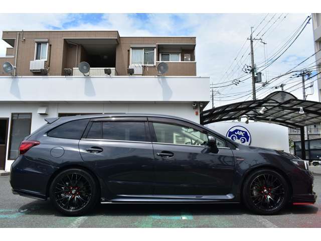 1オーナーのお車になります。ダークグレーのボディには細かな傷レベルしかなく艶のある非常に美しい状態を保っております。大切に使用されていたお車です。